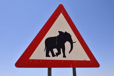 Afrika, Namibia, Provinz Kunene, Damaraland, Straßenschild mit Elefantenwarnung - ESF001542