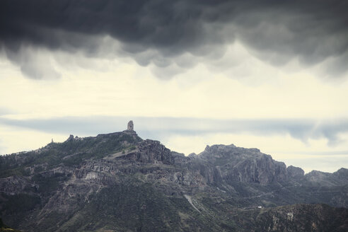 Spanien, Kanarische Inseln, Gran Canaria, Wolken über den Bergen und dem Roque Nublo, von Cruz de Tejeda aus gesehen - MFF001426