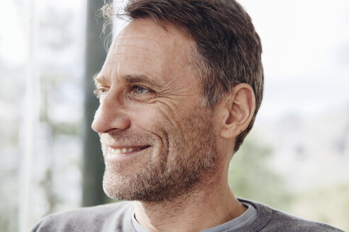 Close-up of smiling mature man looking away - MFF001425