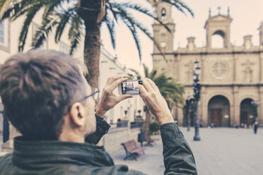 Spanien, Kanarische Inseln, Gran Canaria, Las Palmas, Mann beim Fotografieren der Catedral de Santa Ana - MFF001457