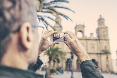 Spanien, Kanarische Inseln, Gran Canaria, Las Palmas, Mann beim Fotografieren der Catedral de Santa Ana - MFF001455