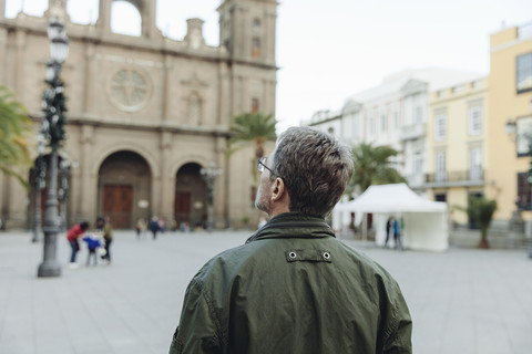 Spanien, Kanarische Inseln, Gran Canaria, Las Palmas, Mann mit Blick auf die Catedral de Santa Ana, lizenzfreies Stockfoto