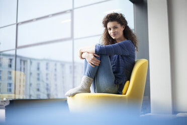 Entspannte junge Frau mit Blick auf das Fenster - RBF002331