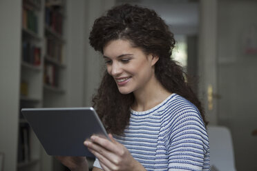 Junge Frau zu Hause mit digitalem Tablet - RBF002304