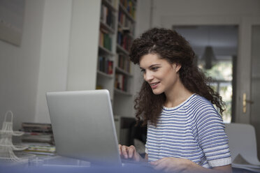 Junge Frau zu Hause am Laptop - RBF002308