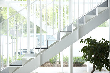 Empty staircase in an office building - MFRF000001