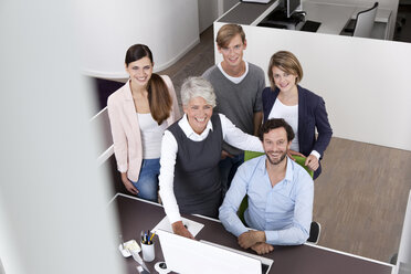 Glückliches Business-Team am Schreibtisch im Büro - MFRF000020