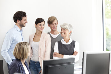 Lächelndes Business-Team im Büro - MFRF000033