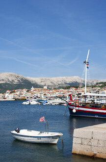 Kroatien, Kvarner-Bucht, Baska, Stadtbild mit Hafen - WWF003580