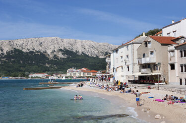 Kroatien, Kvarner Bucht, Baska, Promenade und Strand - WWF003581