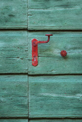 Holztür mit rotem Griff - WW003570