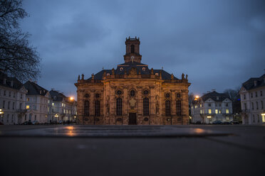 Deutschland, Saarland, Saarbrücken, St. Ludwigs Kirche zur blauen Stunde - CHPF000005