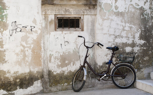 Fahrrad an alter Hauswand - WWF003573