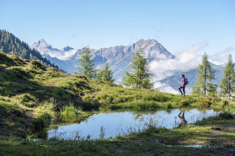 Österreich, Bundesland Salzburg, Junge Frau beim Wandern in den Bergen, lizenzfreies Stockfoto