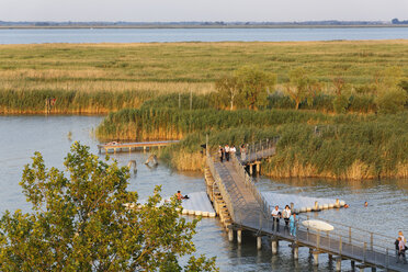 Österreich, Burgenland, Neusiedler See, Menschen auf Brücke bei Mörbisch am See - SIE006445