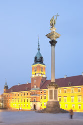Poland, Warsaw, old town, Royal Castle and the column of Sigismund at Zamkowy place - MSF004459