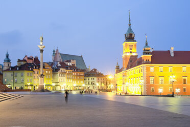 Poland, Warsaw, old town, Royal Castle and the column of Sigismund at Zamkowy place - MSF004460