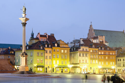 Polen, Warschau, Altstadt, Fachwerkhäuser und die Sigismund-Säule am Zamkowy-Platz - MSF004461