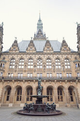 Deutschland, Hamburg, Blick auf den Hygieia-Brunnen im Innenhof des Rathauses - SEF000894