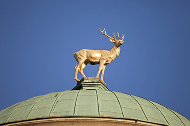 Deutschland, Stuttgart, Hirschfigur auf der Kuppel eines Kunsthauses - PC000056