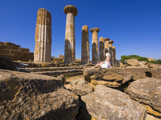 Italien, Sizilien, Säulen am Tempel des Herkules vor blauem Himmel - AMF003708