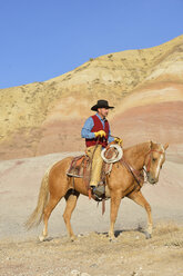 USA, Wyoming, Cowboyreiten in den Badlands - RUEF001465