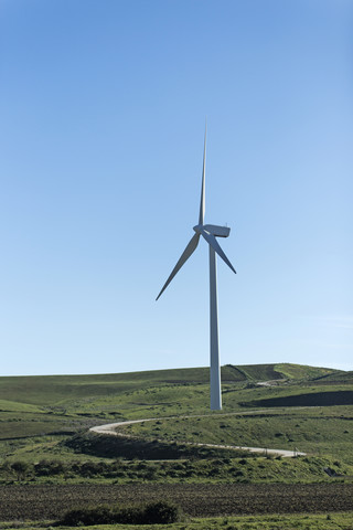 Spanien, Andalusien, Tarifa, Windkraftanlage auf einem Hügel, lizenzfreies Stockfoto