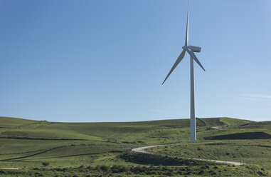 Spanien, Andalusien, Tarifa, Windkraftanlage auf einem Hügel - KBF000315