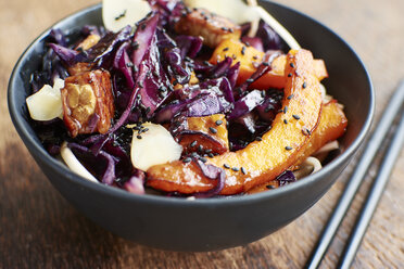 Gebratenes Wintergemüse mit Rotkohl, Winterkürbis und Tempeh auf Nudeln - HAWF000591