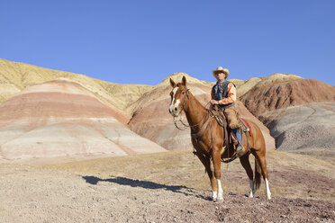 USA, Wyoming, Big Horn Mountains, Cowboy auf seinem Pferd - RUEF001489