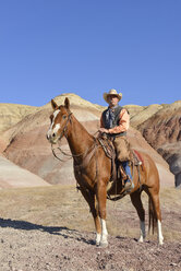USA, Wyoming, Big Horn Mountains, Cowboy auf seinem Pferd - RUEF001490