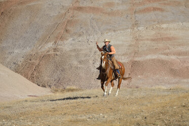 USA, Wyoming, Big Horn Mountains, reitender Cowboy, der das Lasso schwingt - RUEF001491