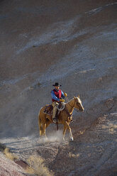 USA, Wyoming, Cowboyreiten in den Badlands - RUEF001498