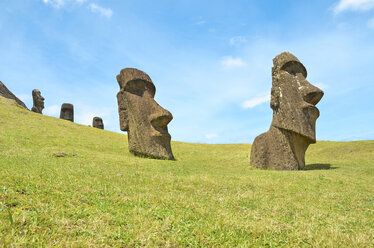 Chile, Osterinsel, Moai-Steinköpfe im Steinbruch von Rano Raraku, Nationalpark Rapa Nui - GEMF000196