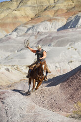 USA, Wyoming, Big Horn Mountains, reitender Cowboy, der das Lasso schwingt - RUEF001502