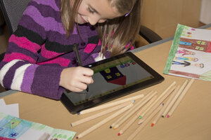 Kleines Mädchen zeichnet mit digitalem Tablet - YFF000307