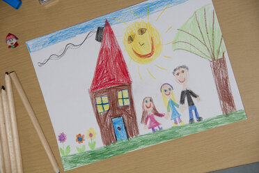 Child's drawing with happy family - YFF000315