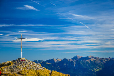 Österreich, Allgäuer Alpen, Gipfelkreuz auf Hahnenkoepfle vor blauem Himmel - WGF000594