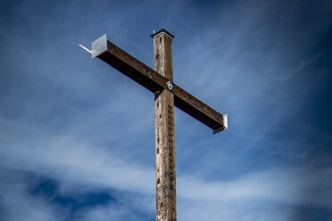 Austria, Allgäu alps, summit cross on Hahnenkoepfle in front of blue sky - WGF000595