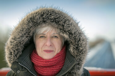 Porträt einer älteren Frau im Winter, Kapuze mit Fell - FRF000187