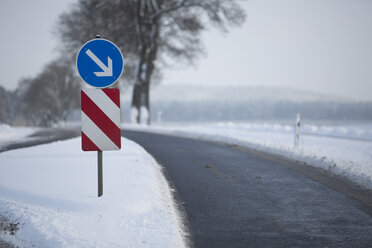 Deutschland, Straßenschild an einspuriger Strecke im Winter - ASCF000037