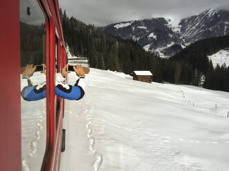 Schweiz, Arosa, Mann fotografiert mit seinem Smartphone - DRF001255