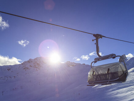 Schweiz, Arosa, Sessellift über Skipiste - DRF001250