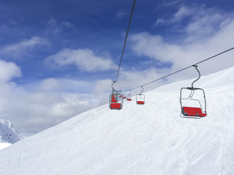 Schweiz, Arosa, Sessellift über Skipiste, lizenzfreies Stockfoto