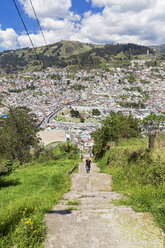 Ecuador, Quito, Stadtbild mit Tourist auf dem Weg nach El Panecillo - FOF007593