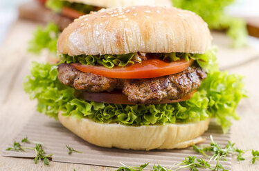 Hausgemachter Hamburger mit Rinderhackfleisch und Kopfsalat auf Sesambrötchen - OD001099