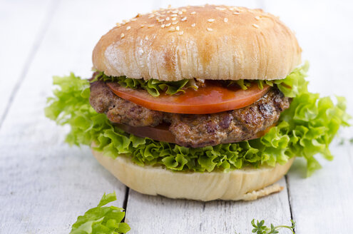 Hausgemachter Hamburger mit Rinderhackfleisch und Kopfsalat auf Sesambrötchen - ODF001100