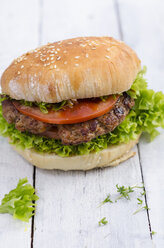 Hausgemachter Hamburger mit Rinderhackfleisch und Kopfsalat auf Sesambrötchen - ODF001101