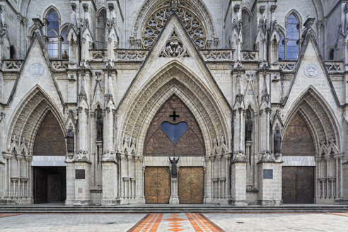 Ecuador, Quito, Basilika des Nationalen Gelübdes, Eingang mit Statue des Papstes - FOF007617