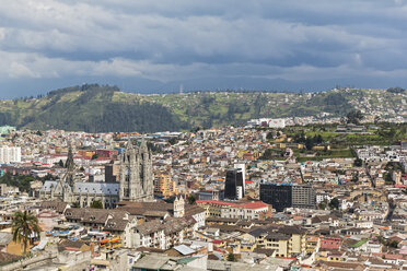 Ecuador, Quito, Stadtbild mit Basilica del Voto Nacional - FOF007598